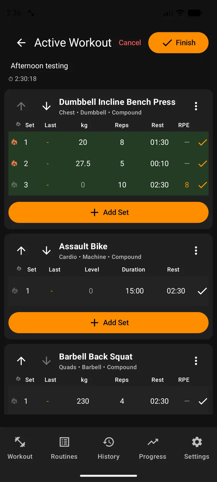 Logging an active workout in Strongest: sets with weight, reps, rest time and RPE for a dumbbell incline bench press.